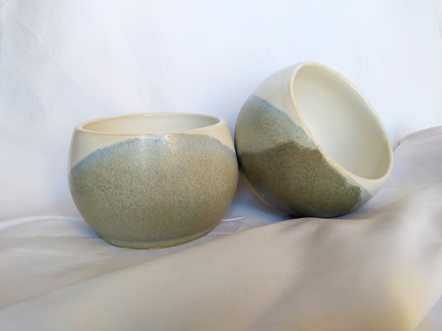 cache pot pour les fleurs tourné en grès et émaillé bicolore