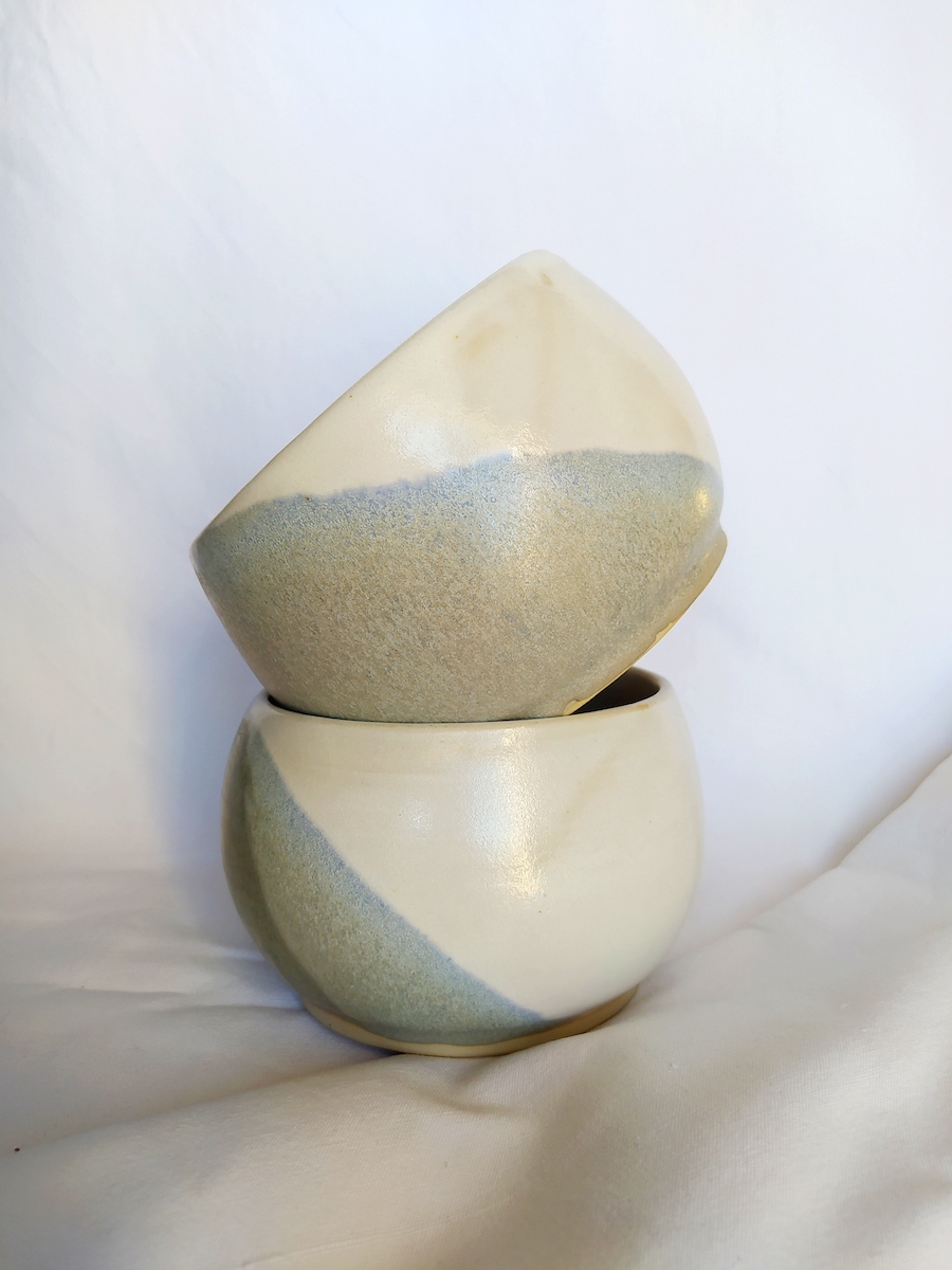 cache pot pour les fleurs tourné en grès et émaillé bicolore