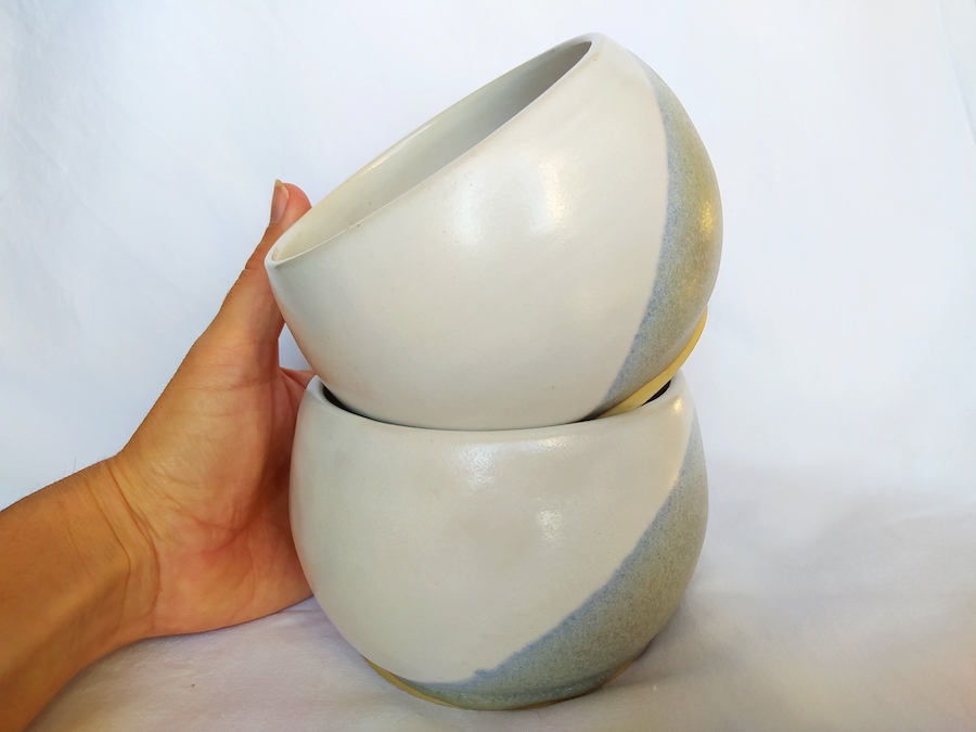 cache pot pour les fleurs tourné en grès et émaillé bicolore