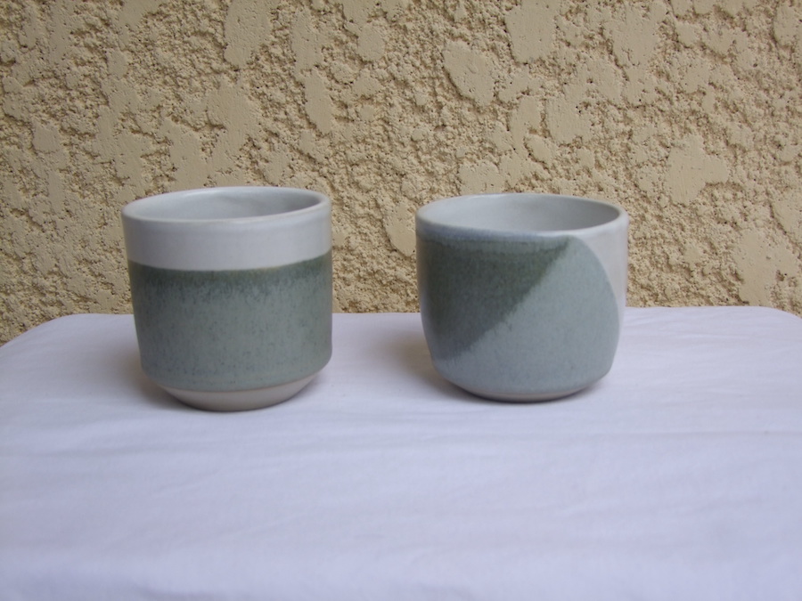 Création unique et pratique avec cette tasse sans anse, façonné à la main en grès et émaillé bicolore. cache-pot
