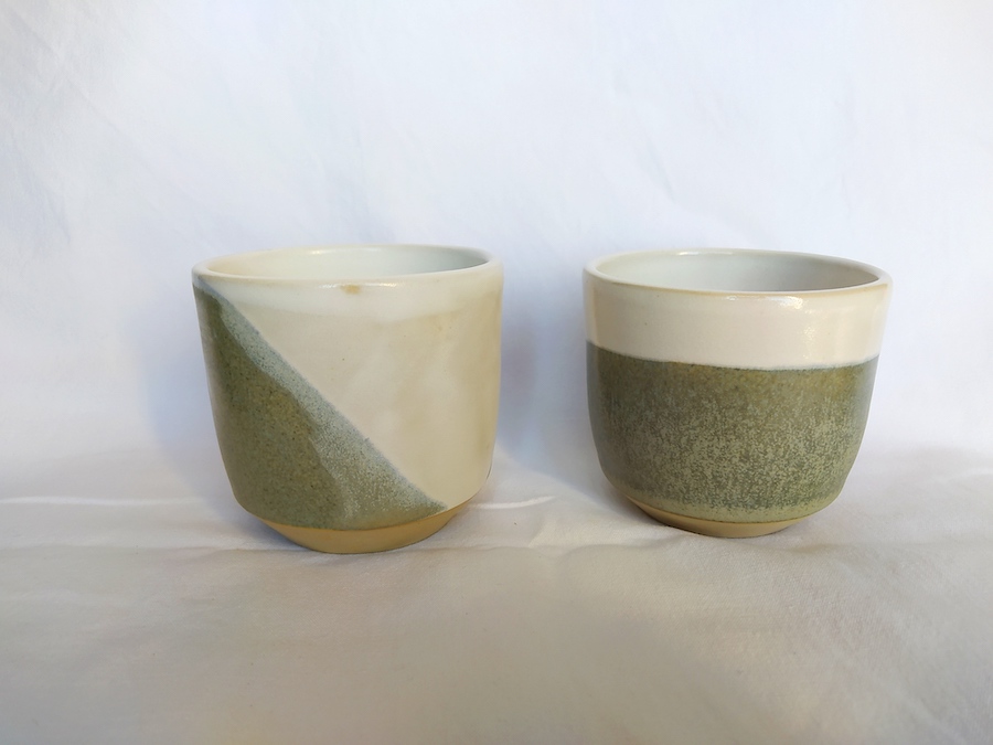 Création unique et pratique avec cette tasse sans anse, façonné à la main en grès et émaillé bicolore. cache-pot