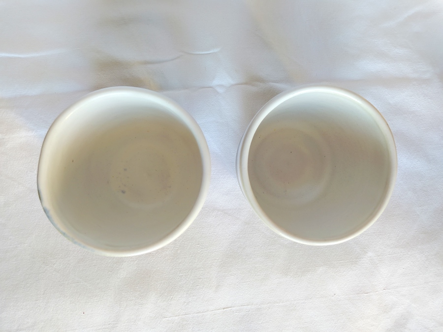 Création unique et pratique avec cette tasse sans anse, façonné à la main en grès et émaillé bicolore. cache-pot