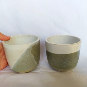 tasse ou petit pot de fleurs tourné et émaillé bicolor
