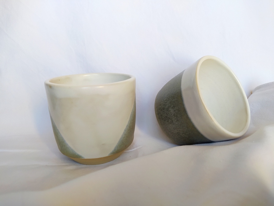 Création unique et pratique avec cette tasse sans anse, façonné à la main en grès et émaillé bicolore. cache-pot