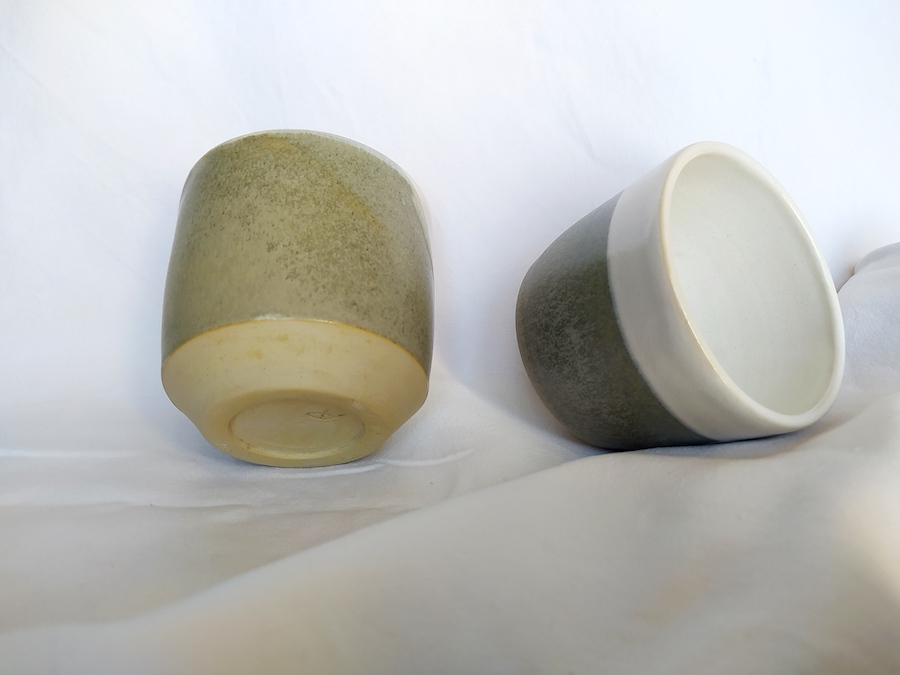 Création unique et pratique avec cette tasse sans anse, façonné à la main en grès et émaillé bicolore. cache-pot