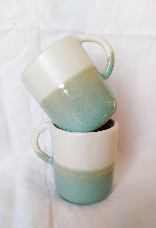 tasses tournées en grès artisanalement et émaillé blanc lagon à St rémy