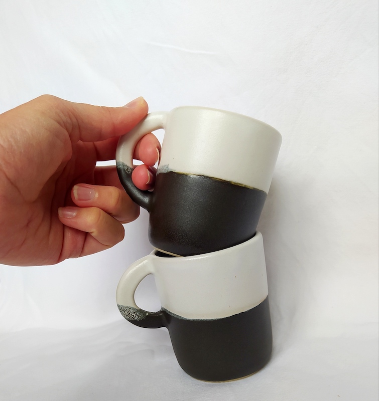 tasse tournées dans mon atelier en Dordogne émaillé blanc et noir