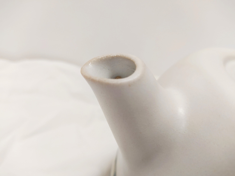 Théière blanche et noir tournée artisanalement, en grès