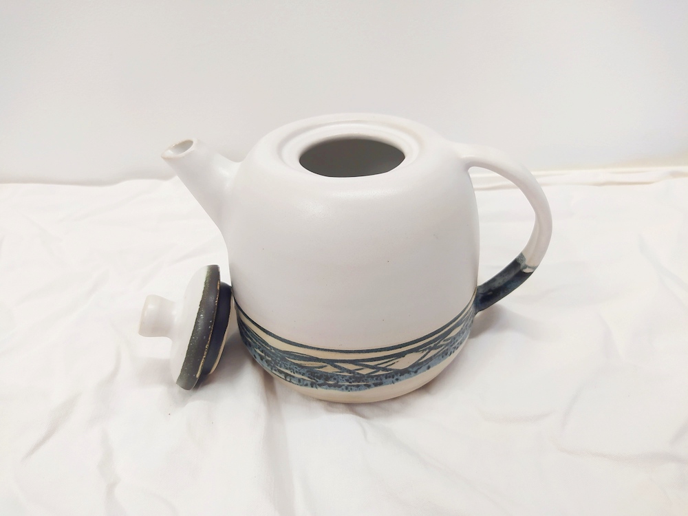 Théière blanche et noir tournée artisanalement, en grès
