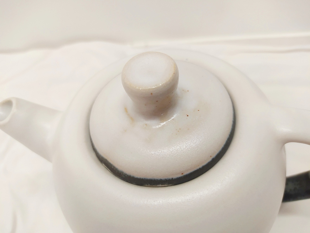 Théière blanche et noir tournée artisanalement, en grès