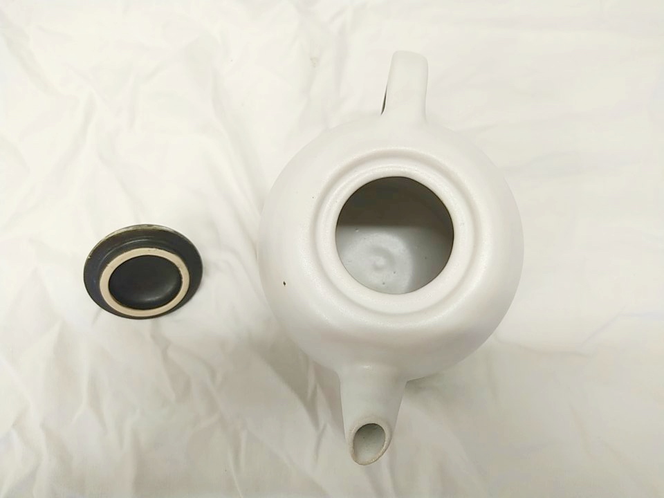 vu de dessus Théière blanche et noir tournée artisanalement, en grès