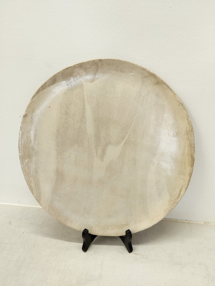 grande assiette en terres mélées blanche et rousse, modelées à la main par Terre d'Aur dans le Périgord