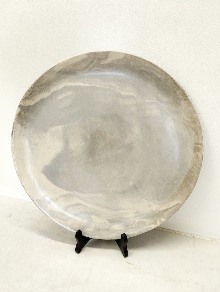 grande assiette en terres mélées blanche et grise, modelées à la main par Terre d'Aur dans le Périgord