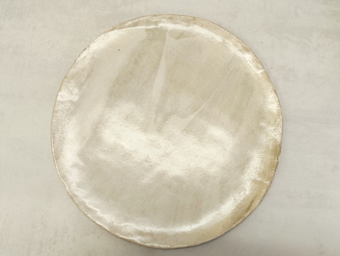 grande assiette en terres mélées blanche et rousse, modelées à la main par Terre d'Aur en dordogne