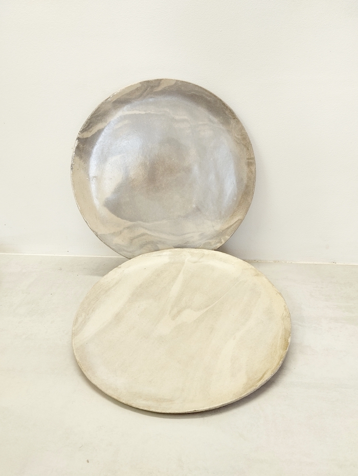 grande assiette en terres mélées modelées à la main par Terre d'Aur dans le Périgord