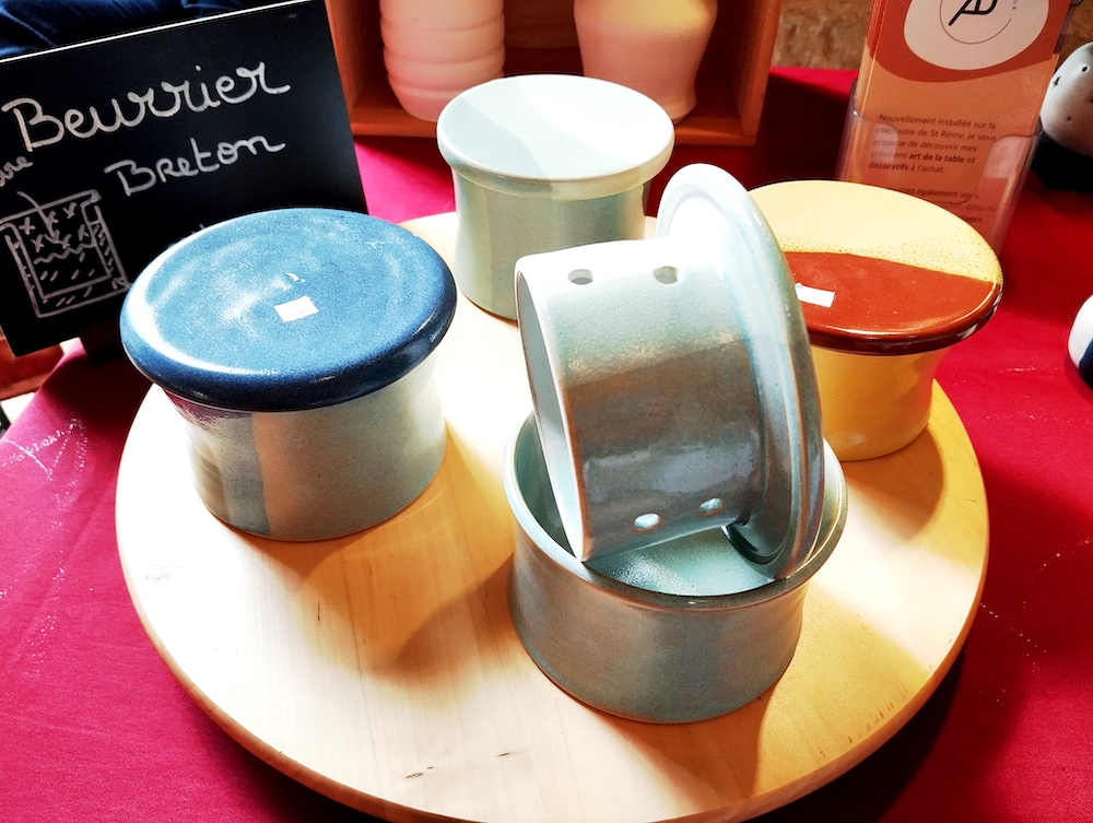 beurrier breton ou beurrier à eau confectionné à la main en grès