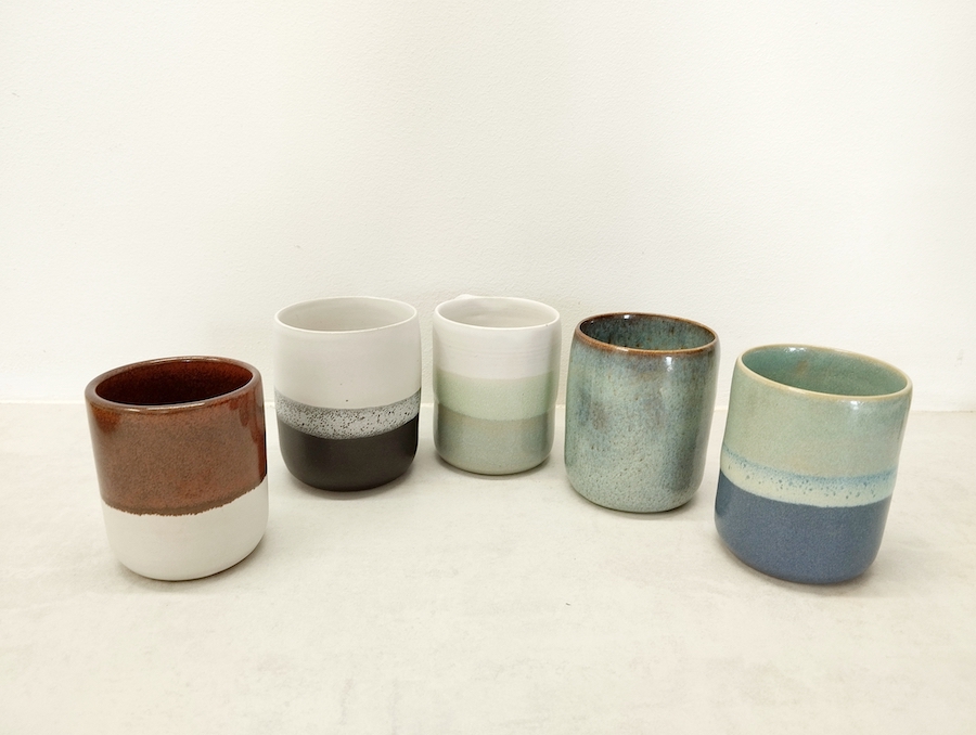 Tasse grès artisanal bicolore tournée à la main par Terre d'Aur