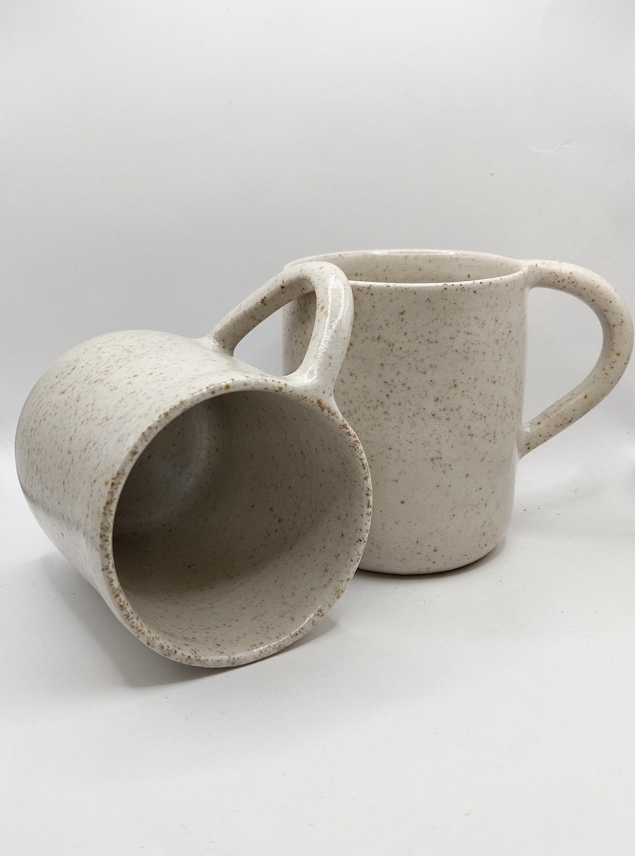 tasse tournée à la main avec anse grès pyrité