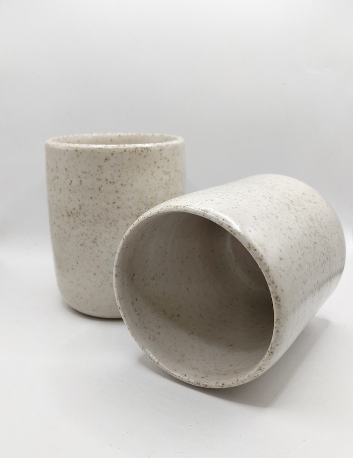 tasse tournée à la main sans anse grès pyrité