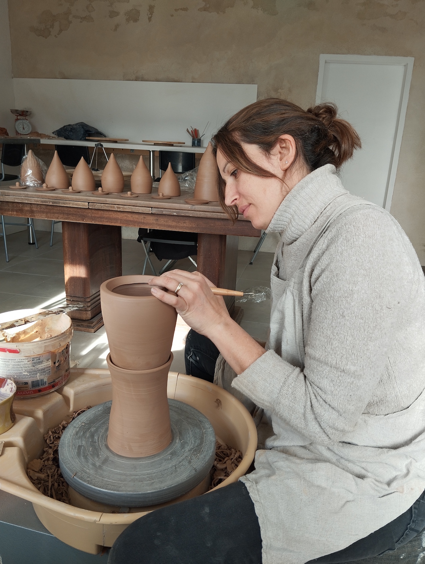 aurore au tour Aurore au tour de potier dans l'atelier Terre d'Aur