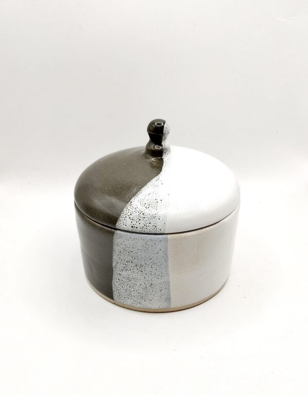 pot artisanal en grès blanc noir