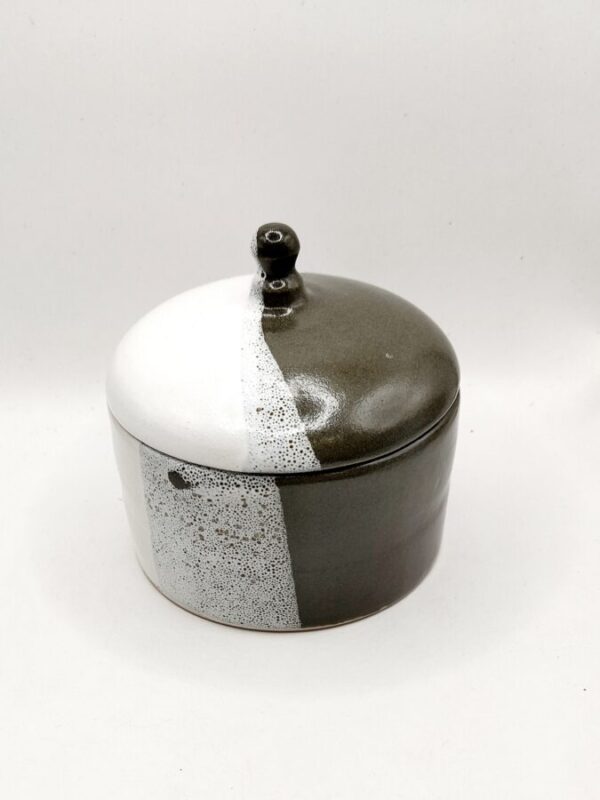 pot artisanal en grès blanc noir