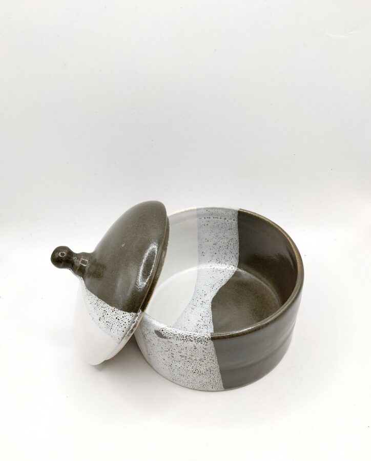 pot artisanal en grès blanc noir
