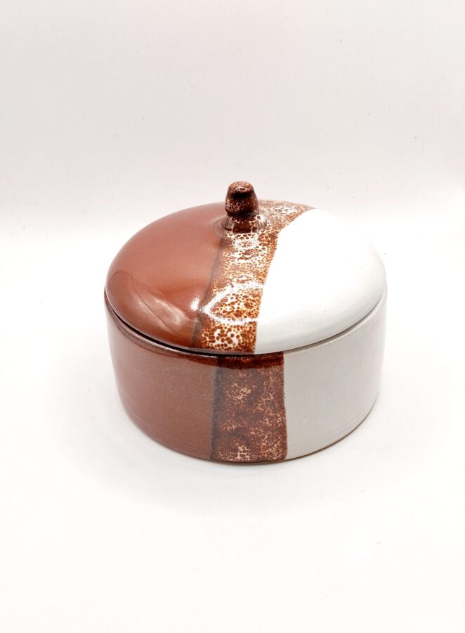 pot artisanal en grès blanc rouge magma