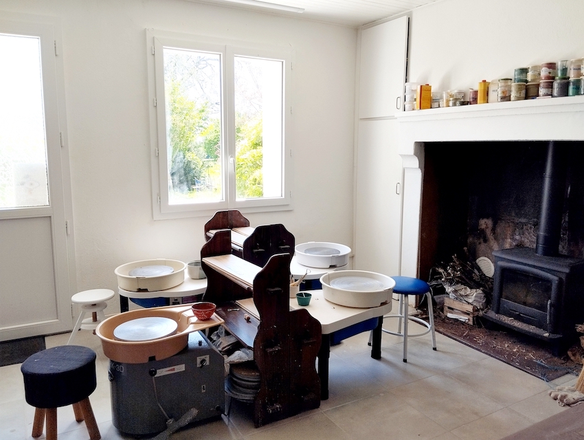 Atelier de poterie Terre d'aur en Dordogne cours  au tour de poterie